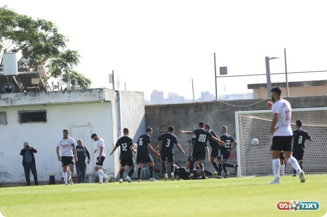 שחקני באקה חוגגים נקודה (וואסים מוואסי)